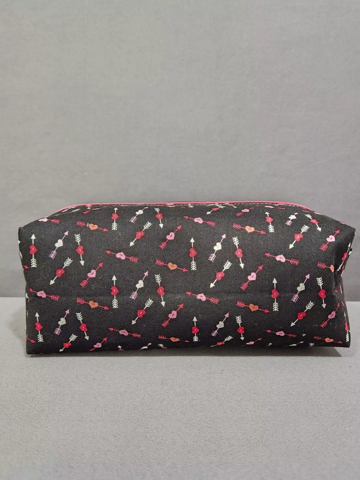 MEDIUM BOXY POUCH: Tossed Hearts & Arrows: Pink Lining with Hot Pink Zipper