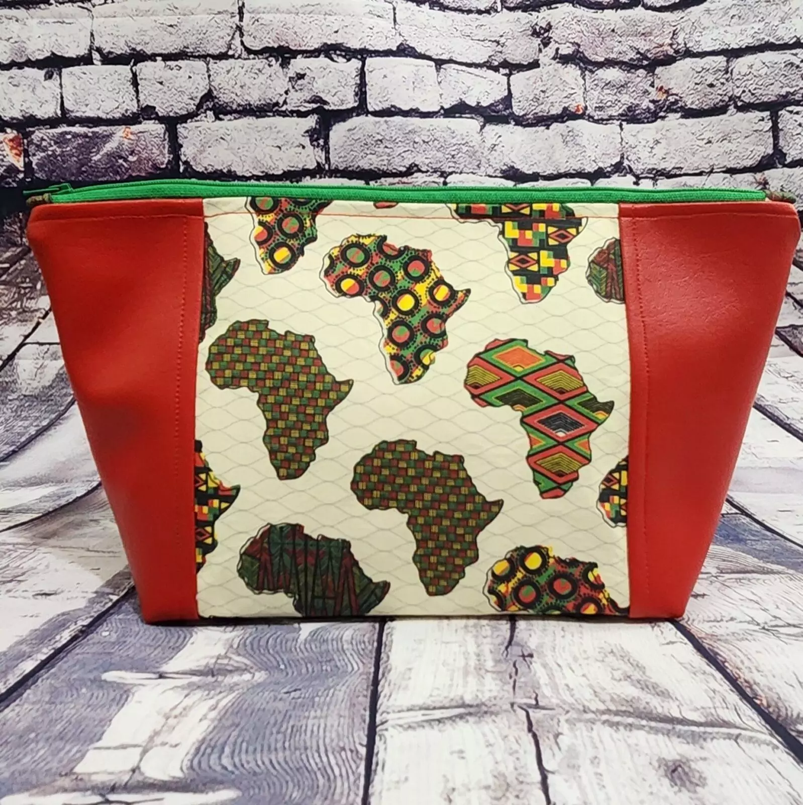 PEEK-A-BOO BAG: AFRICAN CONTINENT IN CREAM -PEOPLE LINING W/ GREEN ZIPPER