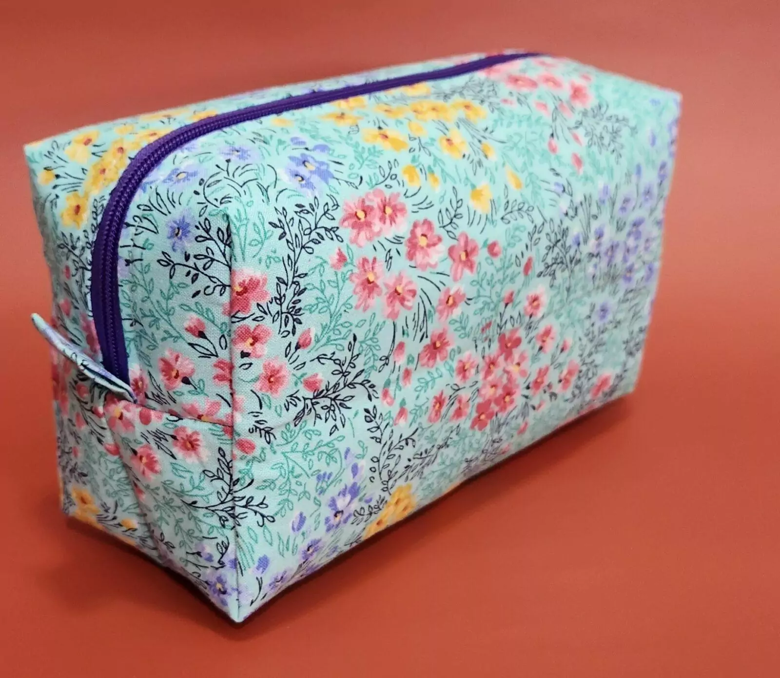 ​BEAUTY BAG: POPPY FIELDS - BURGUNDY LINING WITH PURPLE ZIPPER